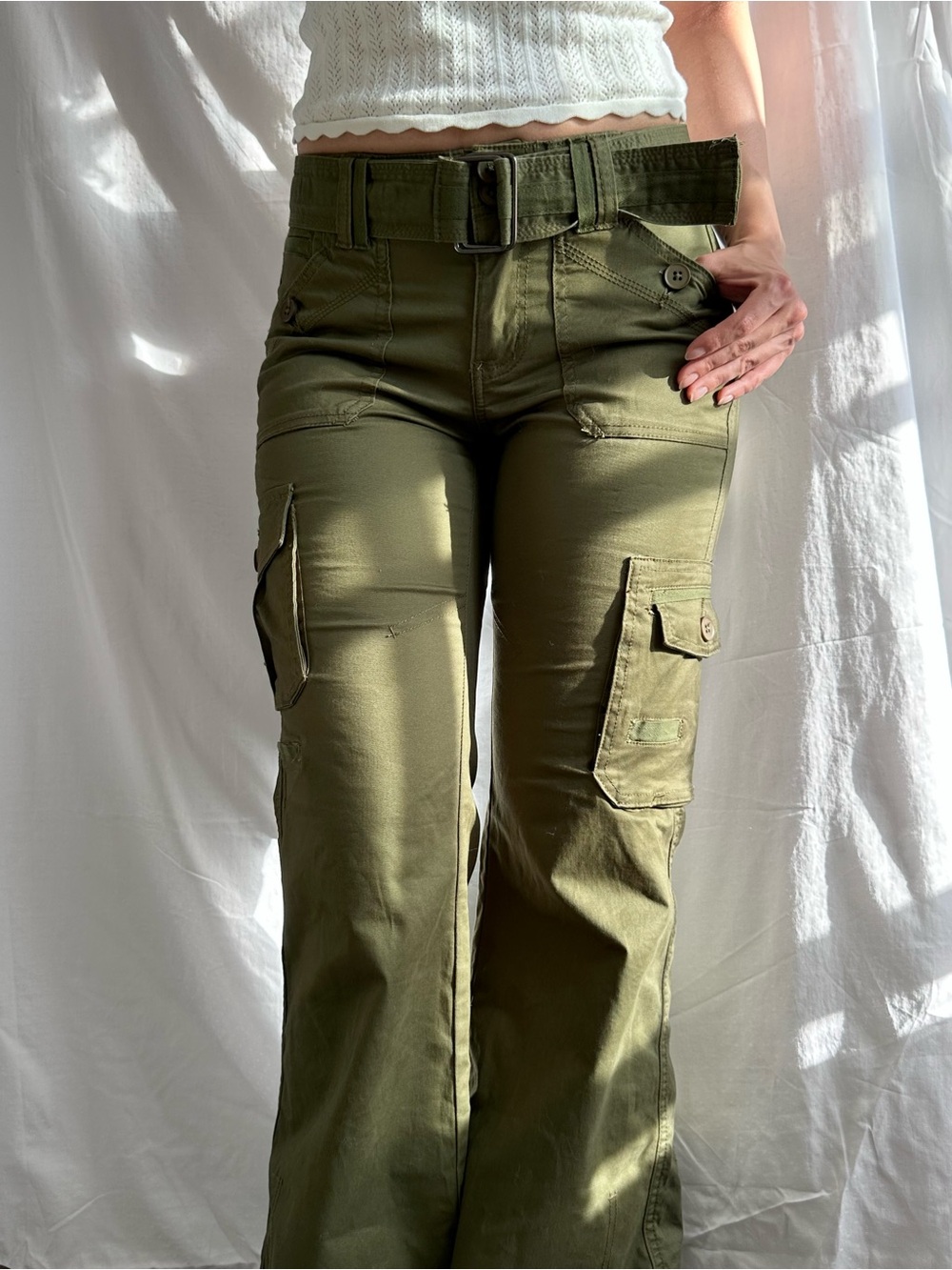 forever 21 low rise flair cargo pants with belt 
Size small fits 2-4